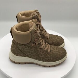 Roxy Alpine  Leopard Print womens shoes size 7 US